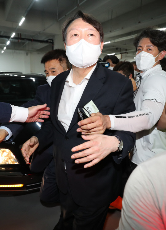 지난 6월 9일 서울 중구 남산예장공원 내에 있는 우당 이회영 선생 기념관 개관식을 찾은 윤석열 전 검찰총장이 행사 참석을 마친 뒤 차량으로 이동하고 있다. 연합뉴스